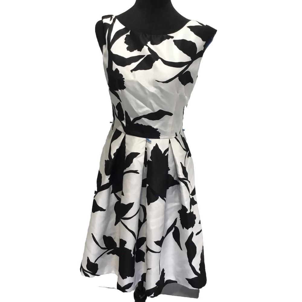 Julian Taylor dress 6 white/black sleeveless Fit And flare floral print